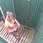 Die junge sexy Blondine hat keine Ahnung, daß in der Dusche dieses Freibads überall versteckte Kameras montiert sind