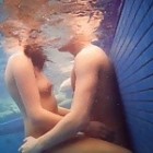 Ein junges Paar hat am Nacktbadetag heimlich Sex im Pool unter Wasser. Ob die beiden wohl wußten, daß sie dabei von einem versauten Spanner gefilmt werden?