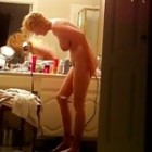 Er filmt seine sexy Ehefrau, wie sie sich im Bad eincremt.