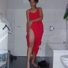Junges exotisches Girl probiert im Badezimmer ihr neues rotes Kleid an - mit nichts darunter!