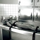 Verbotene sexuelle Experimente mit einem gefangenen weiblichen Außerirdischen in der "Area 51"