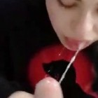 Junges französisches Girl gibt einen Blowjob und bekommt Sperma in den Mund gespritzt.
