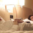 Ein junges Paar teilt sich ein Hotelzimmer, er weckt sie in der Nacht auf weil er ficken will.