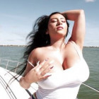 Pornostar Selena Adams zeigt ihre großen Titten und ihren geilen prallen Arsch auf einer Yacht.