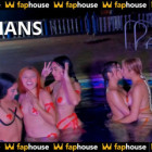 Fünf süße junge Latinas knutschen und spielen nachts im Swimming-Pool