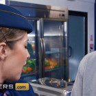 Ein schwarzer Fluggast mit einem großen Schwanz fickt die Airline-Mitarbeiterin am Flughafen.